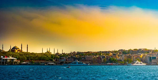Hagia Sophia and Beautiful View touristic landmarks from sea voyage on Bosphorus. Cityscape of Istanbul at sunset. — Stock Photo, Image