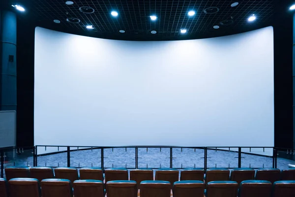 Escenario vacío en el pequeño cine con pantalla blanca — Foto de Stock