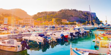 Cap Canaille ve güneşli gün-Cassis sırasında limanda tekne görünümü