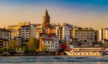 Gün batımı, Istanbul, Türkiye. Gece görünümü Galata Kulesi