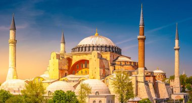 Ayasofya, arka plan olarak bozulmamış bir mavi gökyüzü ile tipik bir kadeh.