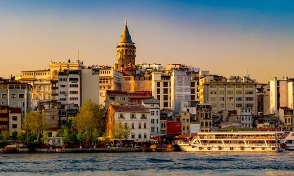 Solnedgång i Istanbul, Turkey. Natt utsikt över Galatatornet — Stockfoto