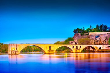 Avignon Köprüsü ve Papalar Sarayı, Avignon, gece görüş, Fransa.