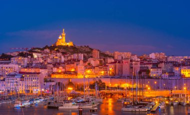 Geceleri Marsilya, Fransa. Notre Dame de la Garde 'ın ünlü Avrupa liman manzarası
