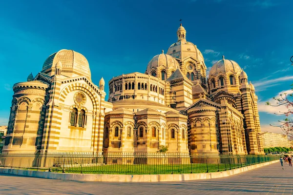 Kathedraal de la belangrijke, lokale landmark in Marseille, Frankrijk — Stockfoto