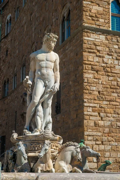 Скульптура Нептуна Фонтанного Нептуна на площади Синьории во Флоренции — стоковое фото