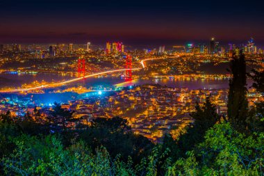 Istanbul Boğaziçi Köprüsü geceleri. Çamlıca Tepesi'nden gece görünümü. Istanbul, Türkiye.