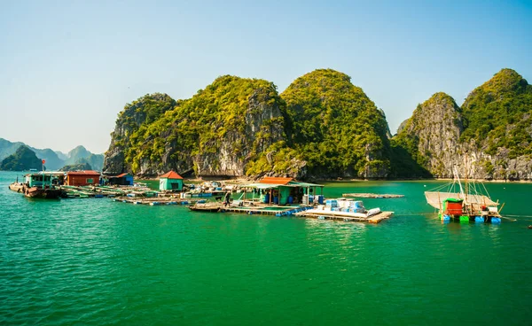 Pływająca wioska w Halong Bay, Wietnam — Zdjęcie stockowe