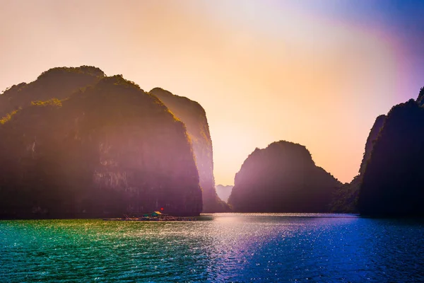 Vietnam Bahía de Halong hermoso paisaje puesta del sol — Foto de Stock