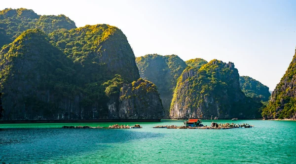 Vietnam Bahía de Halong hermoso paisaje puesta del sol — Foto de Stock