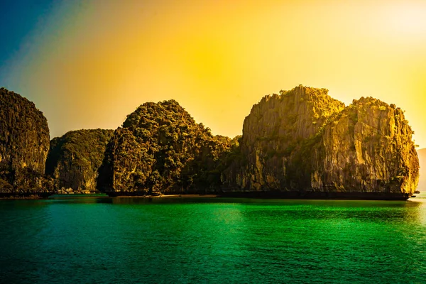 Vietnam Halong Bay bellissimo paesaggio tramonto — Foto Stock