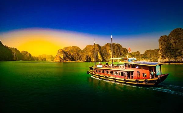 Coucher de soleil à Halong Bay Vietnam avec des bateaux d'excursion au premier plan — Photo