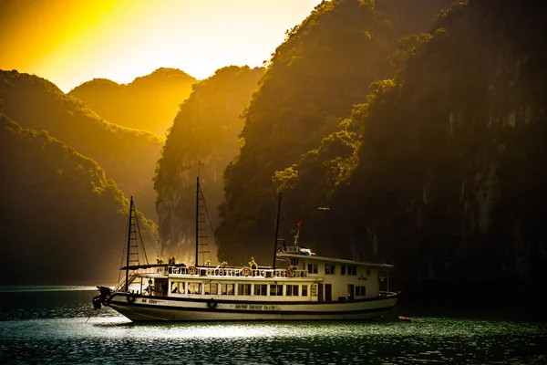 Sonnenuntergang in der Halong Bay Vietnam mit Ausflugsbooten im Vordergrund — Stockfoto