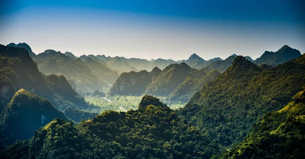 Rocas y montañas de Cat Ba Island en Vietnam. Paisaje panorámico. Vietnam . — Foto de Stock