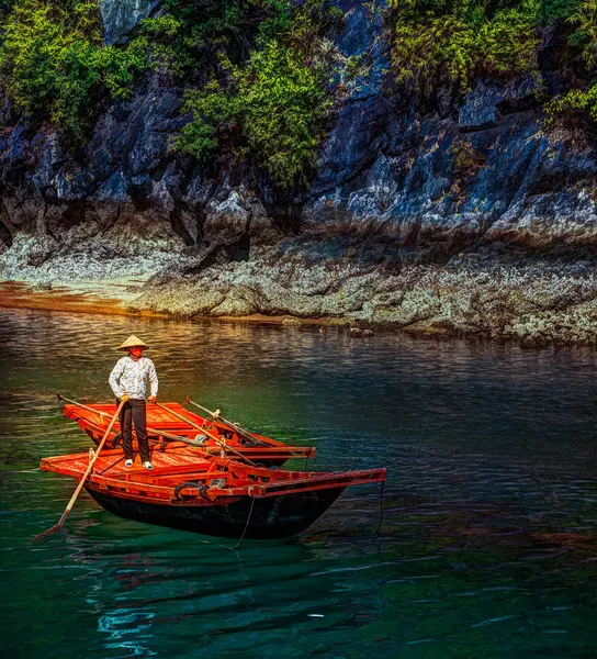 Mujeres vietnamitas irreconocibles botes de remos que traen turistas que viajan dentro de la cueva de piedra caliza con la isla de piedra caliza en el fondo en verano en la bahía de Halong. Vietnam . — Foto de Stock