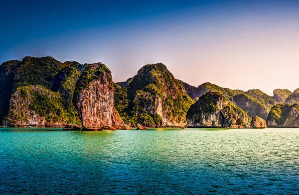 Vietnam Baie d'Halong beau paysage de coucher de soleil — Photo