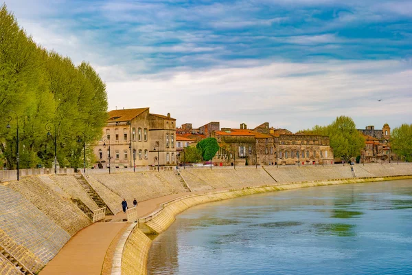 Rzeki Rodanu w Arles z widokiem na stare miasto. Buches du Rhone — Zdjęcie stockowe
