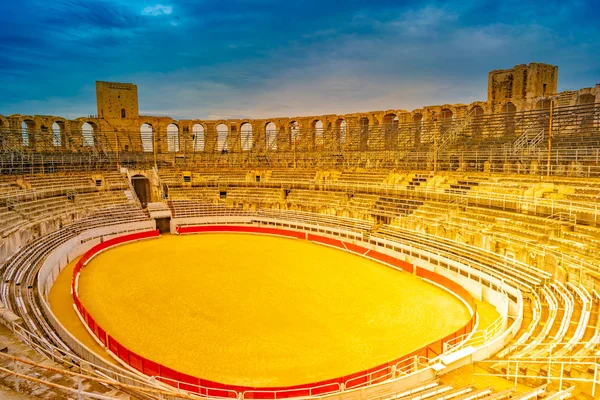 Anfiteatro romano y de arena en Arles, Francia — Foto de Stock