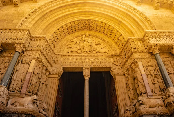 Fachada oeste de la Catedral de Saint Trophime en Arles, Francia . — Foto de Stock