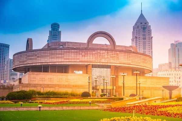 Shanghai centrum op moment van de dag, met de achtergrond van het Shanghai Museum. — Stockfoto