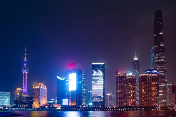现代摩天大楼的上海城市景观在夜间与反思, 上海, 中国 — 图库照片