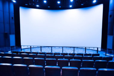 Beyaz ekran ile küçük sinemada boş sahne