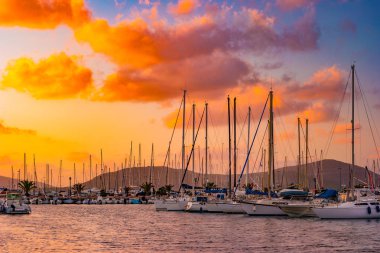 Alghero, Sardunya, İtalya limanda gün batımında.