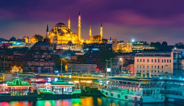 Süleymaniye Cami, gece görünümüne Galata Köprüsü, Istanbul, Türkiye.