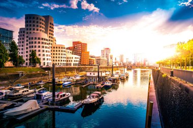 Ren-Nehri Almanya Düsseldorf'medya Harbor'da bakarak.