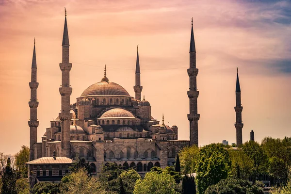 Minare ve Sultanahmet Camii kubbeleri boğaz ve Marmara Denizi içinde geçmiş, Istanbul, Türkiye.