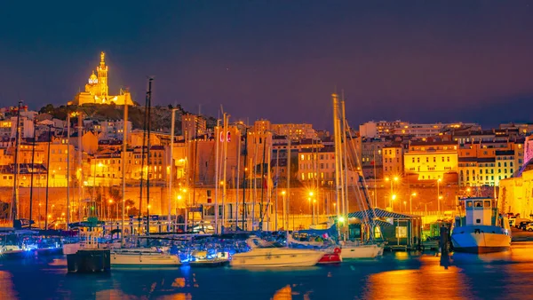 Marseille, Francie v noci. Slavný výhled na evropský přístav na Notre Dame de la Garde — Stock fotografie