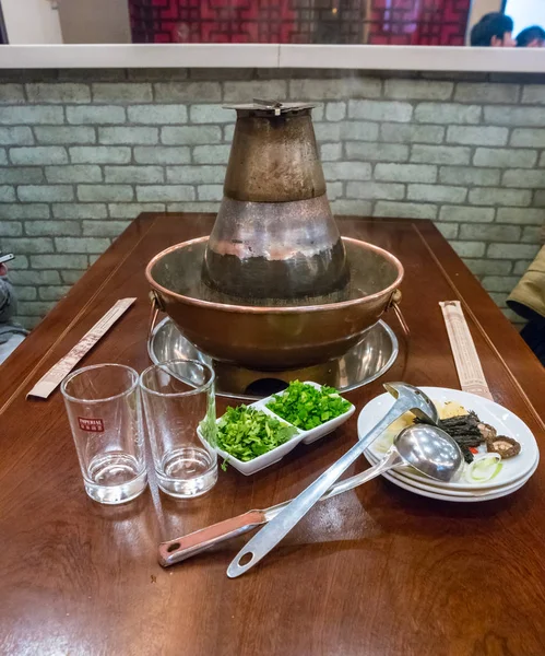 Традиційні китайські hotpot з м'яса й приправ. — стокове фото