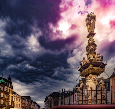 Trier, Hauptmarkt meydanında tarihi çeşme ile görünümünü