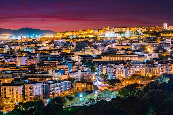 Cagliari, v noci, hlavní město regionu Sardinie, Itálie. — Stock fotografie
