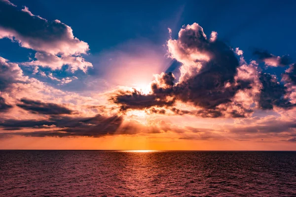 Coucher de soleil spectaculaire panoramique ciel et mer tropicale au crépuscule — Photo