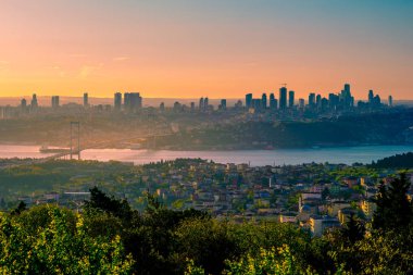 15 Temmuz şehit Köprüsü, Boğaziçi Köprüsü, gün batımı Istanbul, Türkiye'de Çamlıca Tepesi'nden