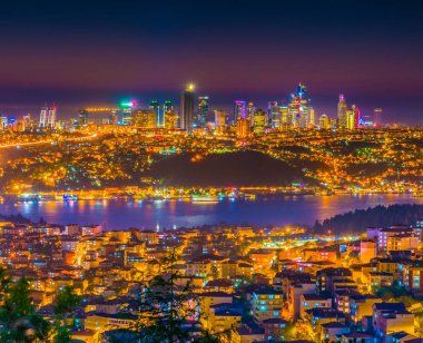 Şehir merkezini Istanbul gece manzara. Gökdelenler, oteller ve modern ofis binaları. Istanbul, Türkiye.