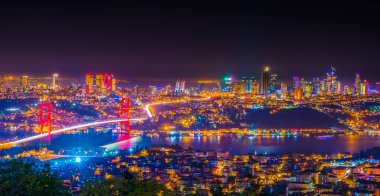 İstanbul şehir ışıkları ve bosphorus köprüsü