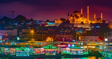 Süleymaniye Cami, gece görünümüne Galata Köprüsü, Istanbul, Türkiye.