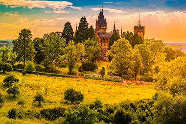 Schloss Drachenburg Şatosu, Almanya 'nın Bonn kenti yakınlarındaki Konigswinter' da yer alan bir saraydır.