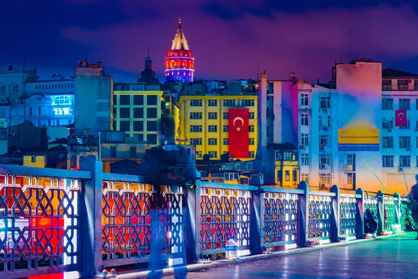 Galatská věž a barevné budovy Karakoy. Istanbul, Turecko. — Stock fotografie