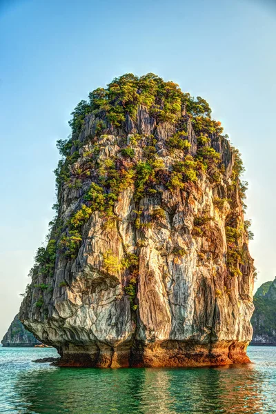 Vietnam halong viken vacker solnedgång landskap — Stockfoto