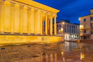 Maison Carree, tapınakta gece ışık, Nimes, Fransa