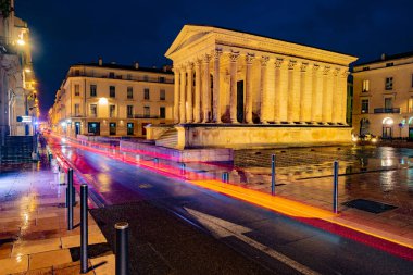 Maison Carree, tapınakta gece ışık, Nimes, Fransa