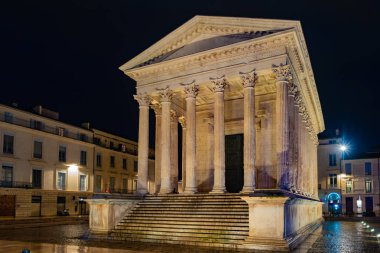 Maison Carree, tapınakta gece ışık, Nimes, Fransa