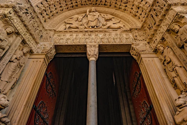 Fachada oeste de la Catedral de Saint Trophime en Arles, Francia . —  Fotos de Stock