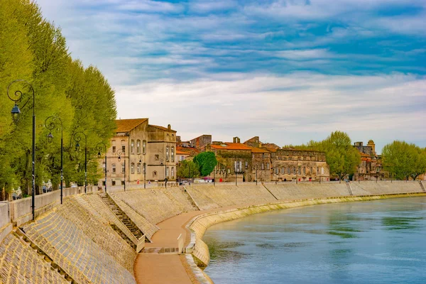 Rzeki Rodanu w Arles z widokiem na stare miasto. Buches du Rhone — Zdjęcie stockowe