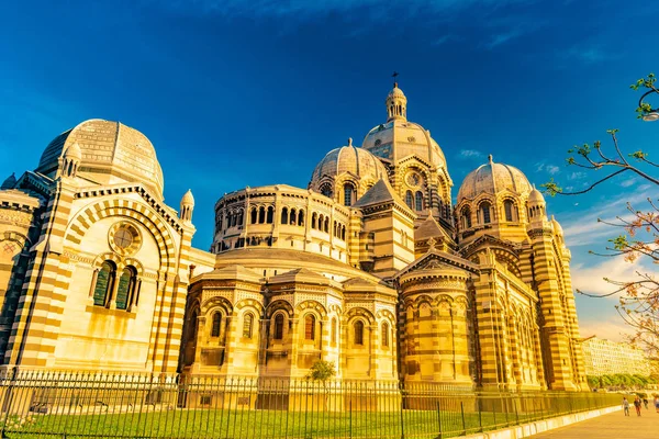 Kathedraal de la belangrijke, lokale landmark in Marseille, Frankrijk — Stockfoto