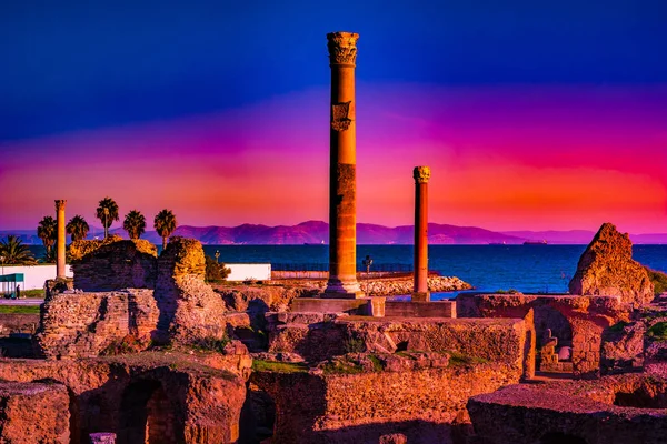 Colorido atardecer en Cartago. Baños de Antonius en Cartago Túnez — Foto de Stock