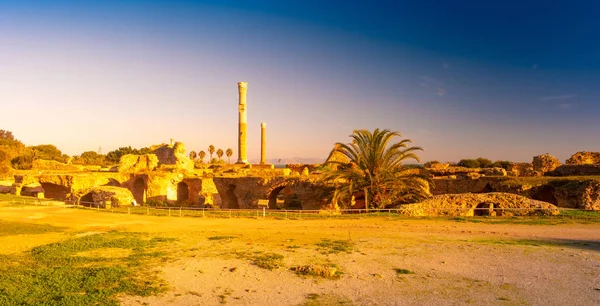 Colorido atardecer en Cartago. Baños de Antonius en Cartago Túnez — Foto de Stock